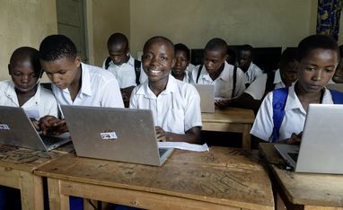 Zusammen mit ihren Mitschueler*innen uebt die Schuelerin Bien Aimé Ambire Namegabe (Vordere Reihe, 3. Person v. links, 14 Jahre) in der Informatik-Klasse mit der Betreuung des Informatik-Lehrers Kasholya Konkwa ihre ersten Schritte am Laptop. In der Informatik-Klasse teilen sich je zwei Schueler*innen ein Laptop (Windows-Rechner). Vor einem Monat hat das „Institut Namurhera“ sechs Laptops von der Organisation RIO (Réseau d'Innovation Organisationelle) bekommen, die von „Brot fuer die Welt“ finanziert  wurden.