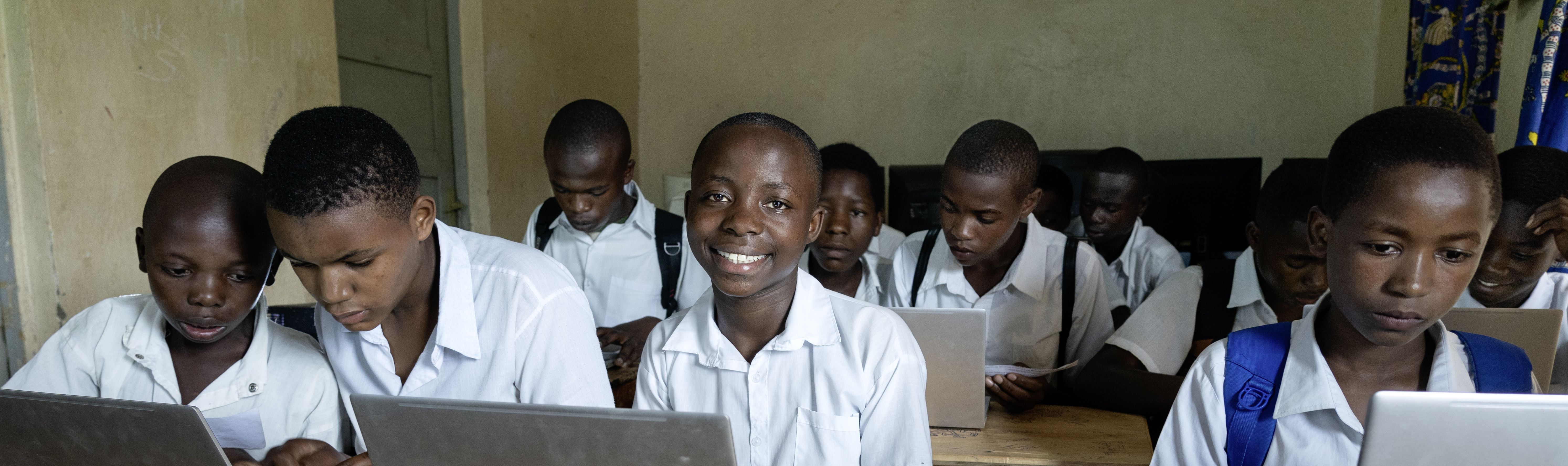 Bien Aimé Ambire Namegabe (14) in ihrer Klasse des Instituts Namurhera in Kaziba im Osten der Demokratischen Republik Kongo.