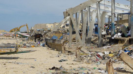 Durch Meereresspiegelanstieg zerstörter Anlandeplatz in St.Louis, Senegal