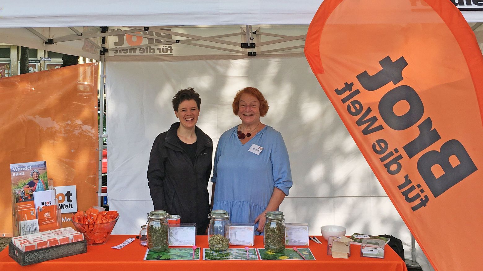 Brot für die Welt-Referentin und Aktive am Stand auf der altonale
