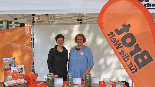 Brot für die Welt-Referentin und Aktive am Stand auf der altonale