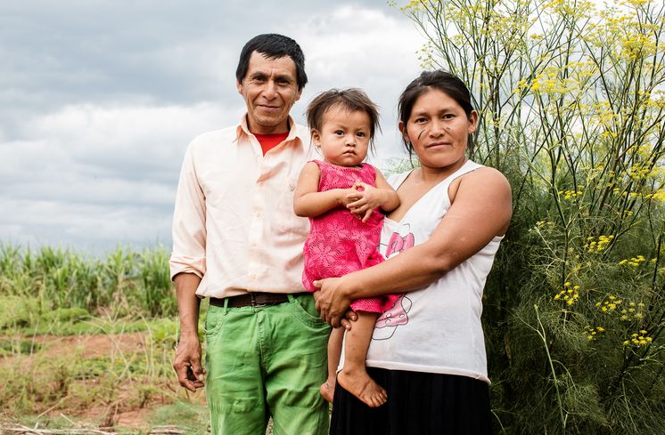 Familie von Juan Carlos Duarte (45), Petrona Martinez (36) mit ihrer kleinsten Tochter Elisandra (2) im Schul-Kraeutergarten, den Oguasu mit aufgebaut hat. (c) Kathrin Harms/Brot fuer die Welt