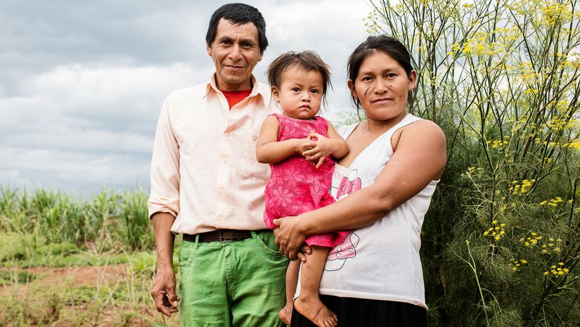 Juan mit seiner Frau und ihrer kleinsten Tochter im Schul-Kräutergarten