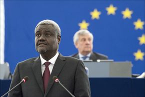 Der AU-Vorsitzende Moussa Faki Mahamat spricht beim AU-EU Gipfel 2017
