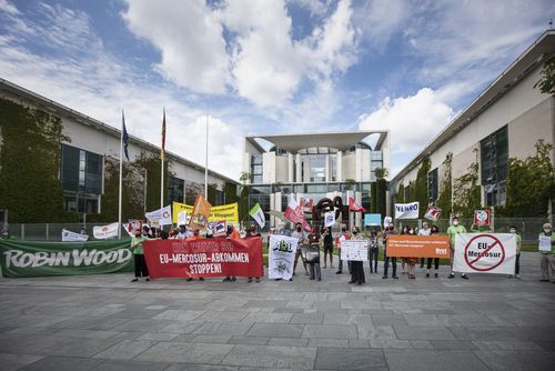 Brot fŸr die Welt demonstriert vor Kanzleramt gegen EU-Mercosur-Abkommen Brot fŸr die Welt demonstriert vor Kanzleramt gegen EU-Mercosur-Abkommen