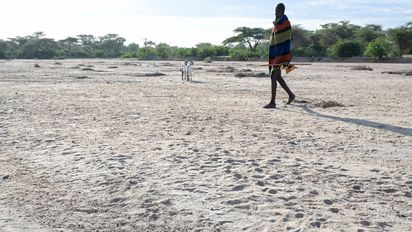 Lokichar, trockenes Flussbett am Fluss Lagger, Menschen Turkana schöpfen Wasser aus einem Wasserloch.Projektpartner ADS - Anglican Development Service North Rift