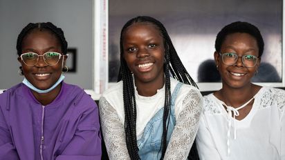 Marlene Culemba mit Freundinnen bei einer Diskussionsrunde von Mwana Pwo