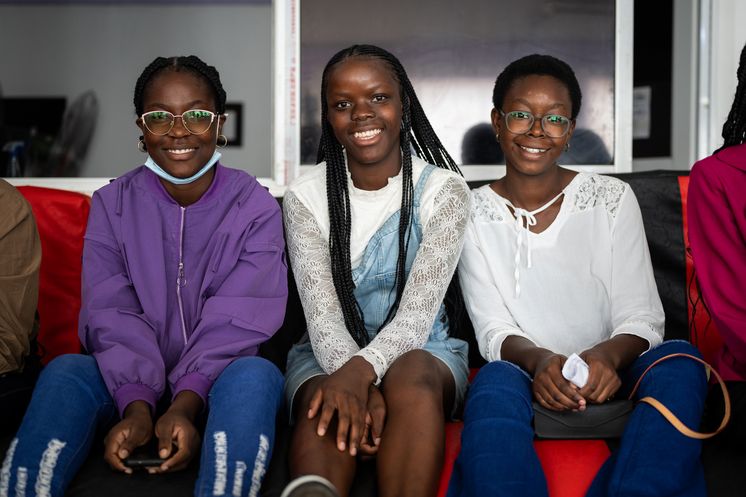Marlene, links, nimmt mit ihren Freundinnen an einer Diskussiosnrunde im Jugendzentrum von Mwana Pwo in Saurimo teil.