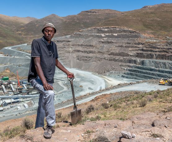 Bewohner des Ortes Kao steht an der Abbruchkante der Diamantenmine