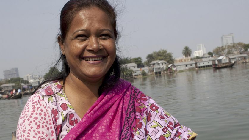 Bangladesch, Hauptstadt Dhaka, Projekt ASD, Stadtteil Mohammadpur, Korail Slum, etwa 200.000 Menschen leben auf der Halbinsel des Banani Sees, an der Grenze zu Gulshan, dem reichsten Stadtteil Dhakas. ASD Mitarbeiterin Hasina Parvin, Projektbeauftragte, Portrait. Mit 14 Millionen Menschen zählt Bangladeschs Hauptstadt Dhaka zu den größten Städten der Welt. Fast die Hälfte der Einwohner lebt in Slums, zum Teil unter unmenschlichen Bedingun-gen. ASD unterhält acht Bildungszentren, in denen Kinder aus besonders armen Familien, Straßenkinder und ehemalige Kinderarbeiterinnen (Hausarbeit) gefördert werden.