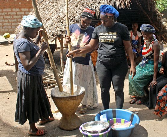 Hawa Conteh und andere Frauen bereiten eine gesunde Mahlzeit vor.