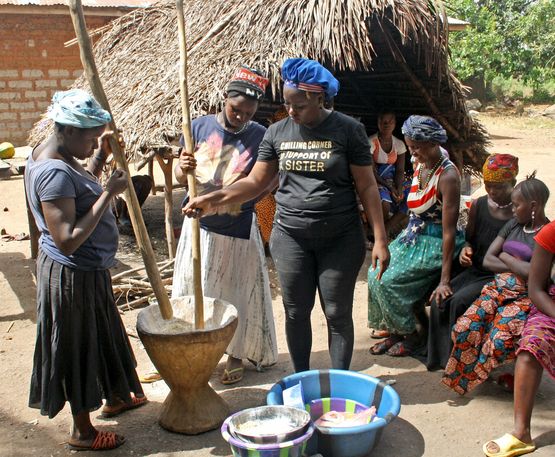 Hawa Conteh und andere Frauen bereiten eine gesunde Mahlzeit vor.