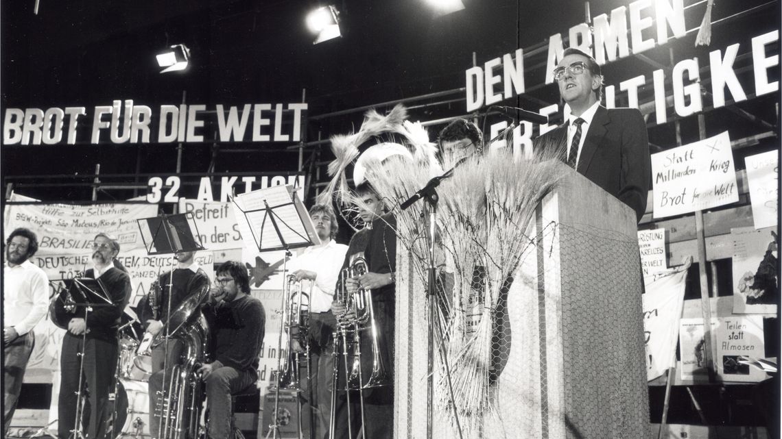 Text auf Rückseite vom original Fotoabzug:Eröffnung 32. Aktion 1990/91 in SpeyerMit einer zentralen Veranstaltung in Speyer ist die 32. Aktion BfdW der evangelischen Landes- und Freikirchen am 2. Dezember eröffnet worden.epd-bild/ NeetzBilderdienst BfdWStafflenbergstr. 76, 7000 Stuttgart 1Kennwort: Brot-Werbung