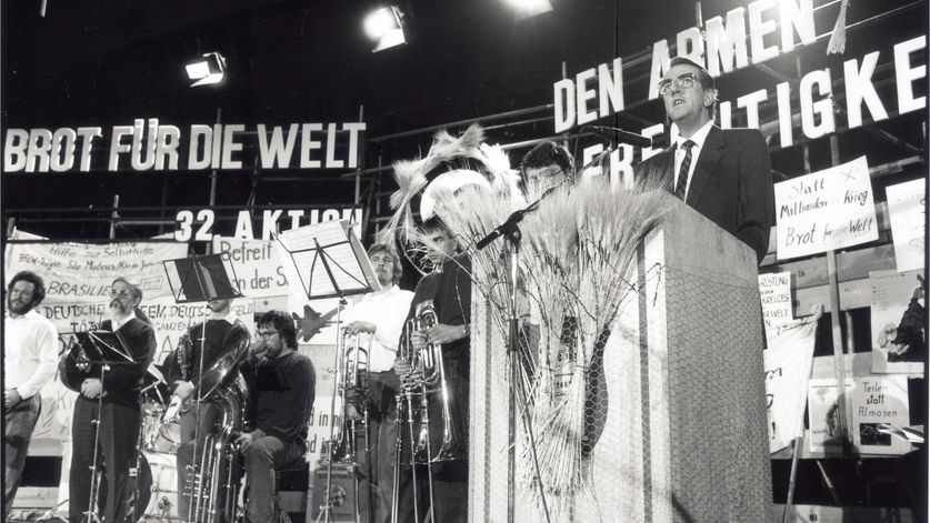 Text auf Rückseite vom original Fotoabzug:Eröffnung 32. Aktion 1990/91 in SpeyerMit einer zentralen Veranstaltung in Speyer ist die 32. Aktion BfdW der evangelischen Landes- und Freikirchen am 2. Dezember eröffnet worden.epd-bild/ NeetzBilderdienst BfdWStafflenbergstr. 76, 7000 Stuttgart 1Kennwort: Brot-Werbung