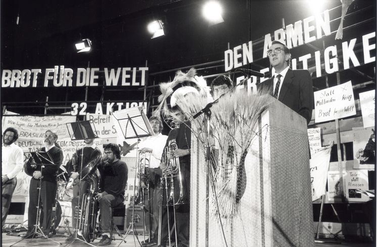 Foto: epd Text auf Rückseite vom original Fotoabzug:Eröffnung 32. Aktion 1990/91 in SpeyerMit einer zentralen Veranstaltung in Speyer ist die 32. Aktion BfdW der evangelischen Landes- und Freikirchen am 2. Dezember eröffnet worden.epd-bild/ NeetzBilderdienst BfdWStafflenbergstr. 76, 7000 Stuttgart 1Kennwort: Brot-Werbung