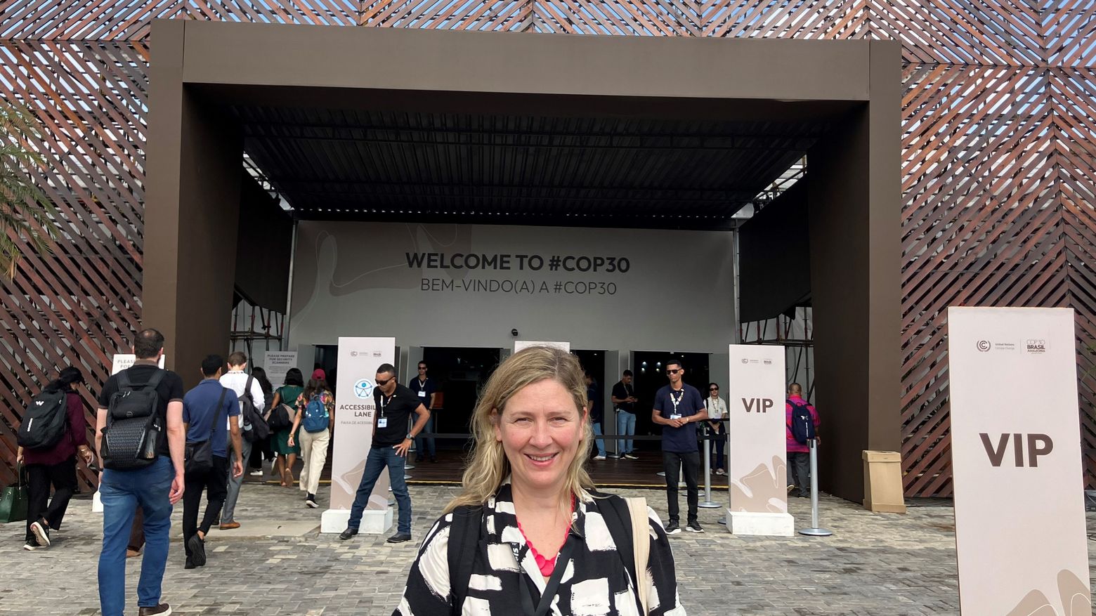 Sabine Minninger vor dem Eingang zur COP30 in Belém