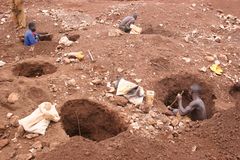 Illegal artisanal miners scavenging for lead and zinc waste in toxic mining waste dump at Kabwe Mine. Kabwe in central Zambia is one of the World's worst cases of lead pollution and lead poisoning. || Mindestpreis 25 Euro
