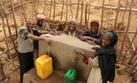 Szenen aus dem Projekt des BfdW Partners "Ethiopan Evangelical Church Mekane Yesus North Central Ethiopia Synod - DASSCFoto zeigt: Szenen aus dem Dorf Doro Ager.  Hier befindet sich das Wasserkomitee für den Brunnen eines großen Einzugsgebietes. Foto zeigt v.l.n.r.Legesse Azaz (50), Secretary, Abebe Yimam, Treasurer, Zehewa Assen, Storekeeper, She Seid Muhiye (43), Chairperson, Assen Muhiye, Maintenance, Lubabe Muhiye (37), Guarding and cleaning