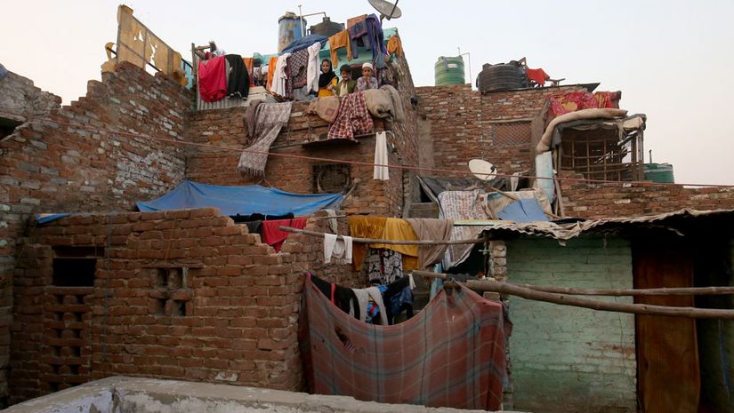 Kinder auf dem Dach eines Gebäudes, Kleidung hängt an Wäscheleinen verteilt