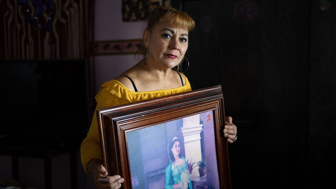 Oaxaca, Mexiko, 20.11.2025: Zoila Bengochea, 61, hält das quinceañera Foto ihrer ermordeten Tochter Dafne.  Am frühen Morgen des 9. April 2013 wurde die damals 21-jährige Dafne Denisse Carreño in Oaxaca von ihrem ehemaligen Freund mit Messerstichen ermordet. Der Mord an Dafne Carrillo war der erste in Oaxaca, bei dem der Straftatbestand des Feminizids angewendet wurde.