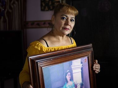 Oaxaca, Mexiko, 20.11.2025: Zoila Bengochea, 61, hält das quinceañera Foto ihrer ermordeten Tochter Dafne.  Am frühen Morgen des 9. April 2013 wurde die damals 21-jährige Dafne Denisse Carreño in Oaxaca von ihrem ehemaligen Freund mit Messerstichen ermordet. Der Mord an Dafne Carrillo war der erste in Oaxaca, bei dem der Straftatbestand des Feminizids angewendet wurde.