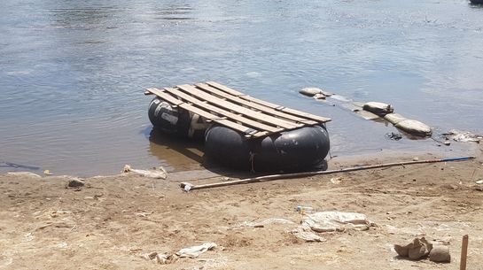 Eine einsame balsa am Strand. Auf diesen Flößen überqueren Migrant*innen sonst den Grenfluss  