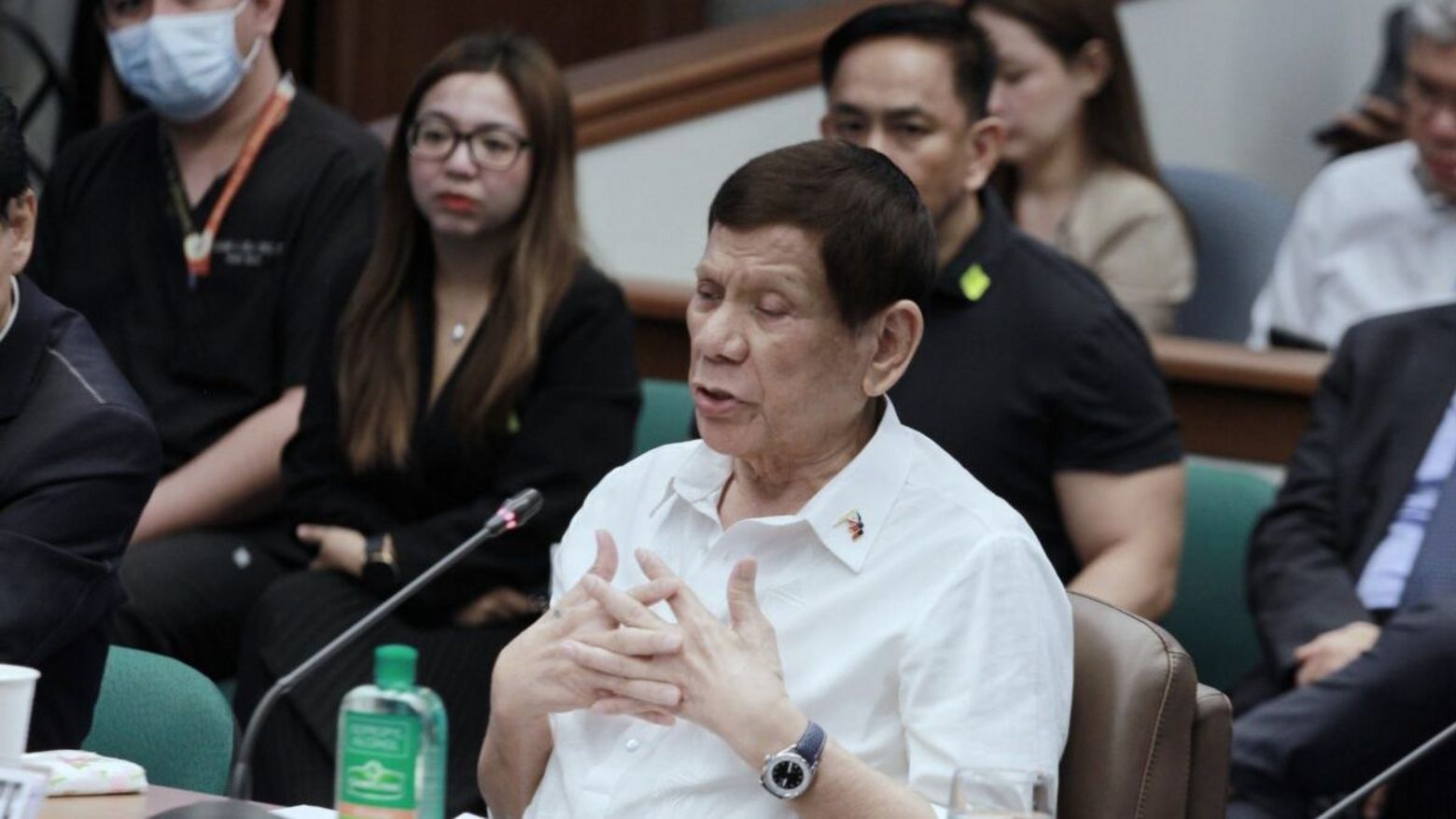 Rodrigo Duterte sagt in einer Anhörung vor dem philippinischen Senat zum Krieg gegen die Drogen aus