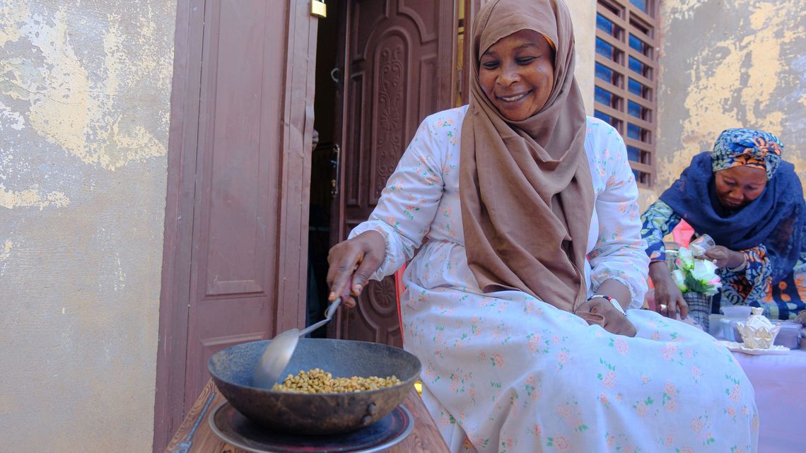 Um der notleidenden Bevölkerung im Sudan zu helfen, hat die Diakonie Katastrophenhilfe ein Pilotprojekt aufgesetzt, dass über lokale Gemeinden rasch und wirksam humanitäre Hilfe leistet. Hierzu wird mit einem Netzwerk informeller sudanesischer Gemeindeorganisationen zusammengearbeitet, den sogenannten Emergency Response Rooms (ERR).Angesichts der schwierigen Umstände aufgrund des anhaltenden Krieges und der zunehmenden wirtschaftlichen und sozialen Herausforderungen, denen insbesondere Frauen gegenüberstehen, hat die Bayt Al-Mahabba Association for Development and Services praktische Initiativen ins Leben gerufen, die darauf abzielen, Frauen wirtschaftlich zu stärken und ihnen und ihren Familien nachhaltige Einkommensquellen zu sichern. Diese Projekte wurden während des Krieges als dringende Reaktion auf die Bedürfnisse der Gemeinschaft ins Leben gerufen und basieren auf den Werten der Solidarität und der gemeinsamen Anstrengung.Der Verein schult und unterstützt Gruppen von Frauen in verschiedenen produktiven Bereichen und ermutigt sie, ihre Fähigkeiten in tragfähige Kleinunternehmen umzuwandeln, die wachsen und Bestand haben können. Zu den aktuellen Projekten gehören:1. Herstellung von Gebäck und SüßigkeitenZubereitung einer breiten Palette von Lebensmitteln und deren Vermarktung innerhalb der Gemeinde.2. Kunsthandwerk aus BetonHerstellung moderner dekorativer und künstlerischer Objekte aus Beton.3. Recycling und UpcyclingUmwandlung von Abfallmaterialien in brauchbare und verkaufsfähige Produkte.4. Pulverförmige und flüssige SäfteHerstellung gesunder Säfte und deren Verpackung für den Direktverkauf.5. Sudanesische Parfüms und RäucherwerkHerstellung traditioneller Parfümmischungen, die auf den lokalen Märkten sehr gefragt sind.6. Kaffee und GewürzeZubereitung traditioneller sudanesischer Kaffee- und Gewürzmischungen und deren Verpackung für den Verkauf.7. Herstellung von NaturseifeHerstellung von Natur- und Spezialseif