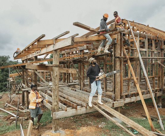 Bau von Haeusern in Naro, das auch Cogea 2 genannt wird. Es entstehen die ersten zwei Modellhaeuser.Der Partner von Brot fuer die Welt, FCOSS (Fiji Council of Social Services) unterstuetzt die Umsiedlung des Dorfes Cogea. Cogea wurde vom Zyklon "Yasa" Ende 2020 zerstoert.