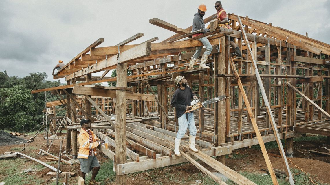 Unterstützt von der Organisation FCOSS bauen die Menschen aus Cogea ein neues Dorf mit sturmsicheren Häusern. Auch Luisa Curukis Mann hilft mit.