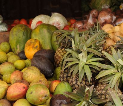 Obst und Gemüse an einem Stand auf dem Markt