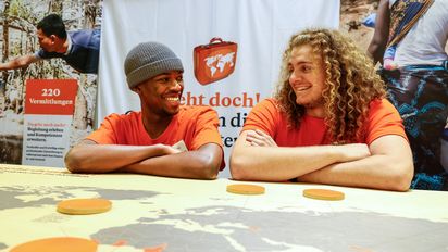 Stand von den Fachkräften und Freiwilligendienst bei Brot für die Welt auf dem Messegelände, beim Kirchentag 2023 in Nürnberg.