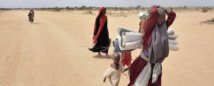 Habiba Ibrahim Ali ist 20 Jahre alt und aus Somalia geflohen. Sie läuft mit anderen Frauen und ihren Kindern in den erweiterten Teil des Flüchtlingslagers Dadaab Zehntausende Menschen fliehen vor der Dürre und dem Krieg in Somalia nach Dadaab, das größte Flüchtlingslager der Welt, in Kenia.  Das Flüchtlingslager Dadaab wurde mit dem nicht abrechenden Flüchtlingsstrom zu klein, so dass es am 25. Juli noch weiter vergrößert wurde.