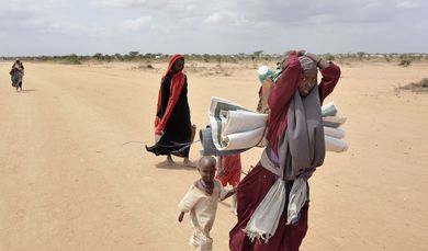 Habiba Ibrahim Ali ist 20 Jahre alt und aus Somalia geflohen. Sie läuft mit anderen Frauen und ihren Kindern in den erweiterten Teil des Flüchtlingslagers Dadaab Zehntausende Menschen fliehen vor der Dürre und dem Krieg in Somalia nach Dadaab, das größte Flüchtlingslager der Welt, in Kenia.  Das Flüchtlingslager Dadaab wurde mit dem nicht abrechenden Flüchtlingsstrom zu klein, so dass es am 25. Juli noch weiter vergrößert wurde.