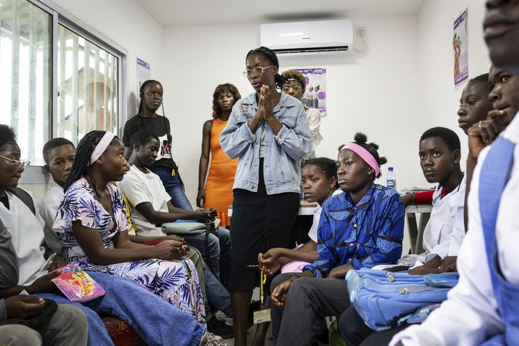 Jugendliche einer Schule im Zentrum von Saurimo lauschen Marlene, die für Mwana Pwo über Themen wie sexuelle Gewalt und Sexualaufklärung spricht. Heute berichtet sie zum ersten Mal vom Missbrauch, den sie mit 12 erlebte und für den sie lange keine Worte fand, ein emotionaler Moment.Projektpartner: Mwana Pwo