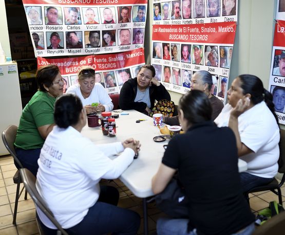 Früh Morgens treffen sich Angehörige von Verschwundenen zum gemeinsamen Frühstück, bevor sie sich auf die Suche nach ihren Angehörigen machen, Büro des Opfer-Kollektivs Rastreadoras de El Fuerte, Los Mochis, Sinaloa, Mexiko