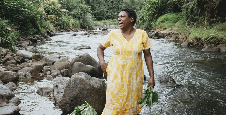 Luisa Curuki (35) Vorsitzende Womens‘ Club, waescht Bele-Blaetter im Fluss hinter ihrem Haus.Der Partner von Brot fuer die Welt, FCOSS (Fiji Council of Social Services) unterstuetzt die Umsiedlung des Dorfes Cogea. Cogea wurde vom Zyklon "Yasa" Ende 2020 zerstoert.