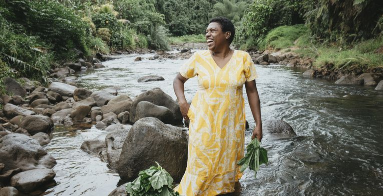 Luisa Curuki (35) Vorsitzende Womens‘ Club, waescht Bele-Blaetter im Fluss hinter ihrem Haus.Der Partner von Brot fuer die Welt, FCOSS (Fiji Council of Social Services) unterstuetzt die Umsiedlung des Dorfes Cogea. Cogea wurde vom Zyklon "Yasa" Ende 2020 zerstoert.