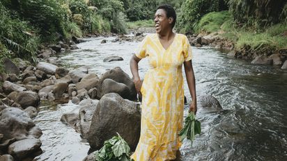 Luisa Curuki (35) Vorsitzende Womens‘ Club, waescht Bele-Blaetter im Fluss hinter ihrem Haus.Der Partner von Brot fuer die Welt, FCOSS (Fiji Council of Social Services) unterstuetzt die Umsiedlung des Dorfes Cogea. Cogea wurde vom Zyklon "Yasa" Ende 2020 zerstoert.