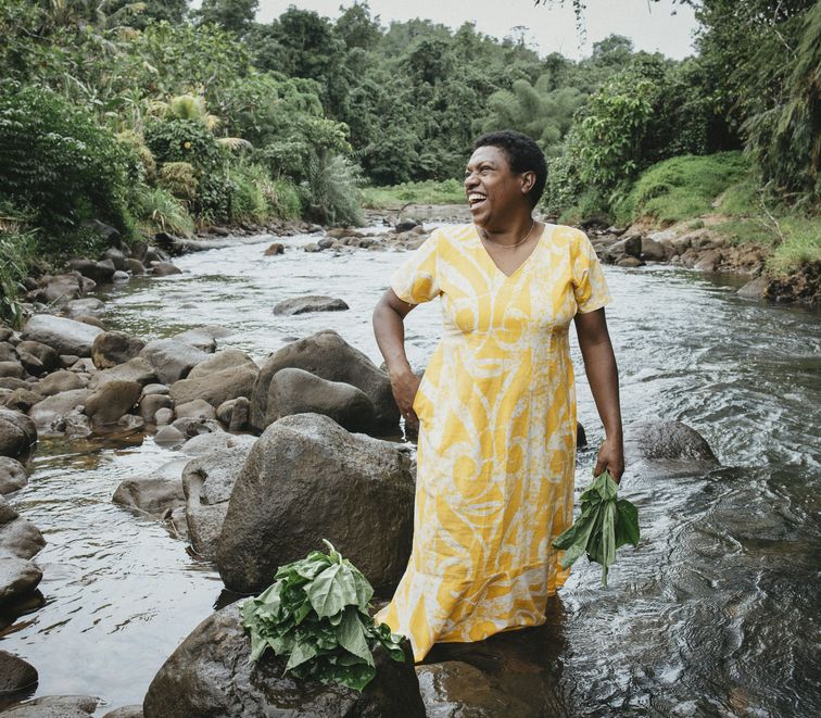 Luisa Curuki (35) Vorsitzende Womens‘ Club, waescht Bele-Blaetter im Fluss hinter ihrem Haus.Der Partner von Brot fuer die Welt, FCOSS (Fiji Council of Social Services) unterstuetzt die Umsiedlung des Dorfes Cogea. Cogea wurde vom Zyklon "Yasa" Ende 2020 zerstoert.