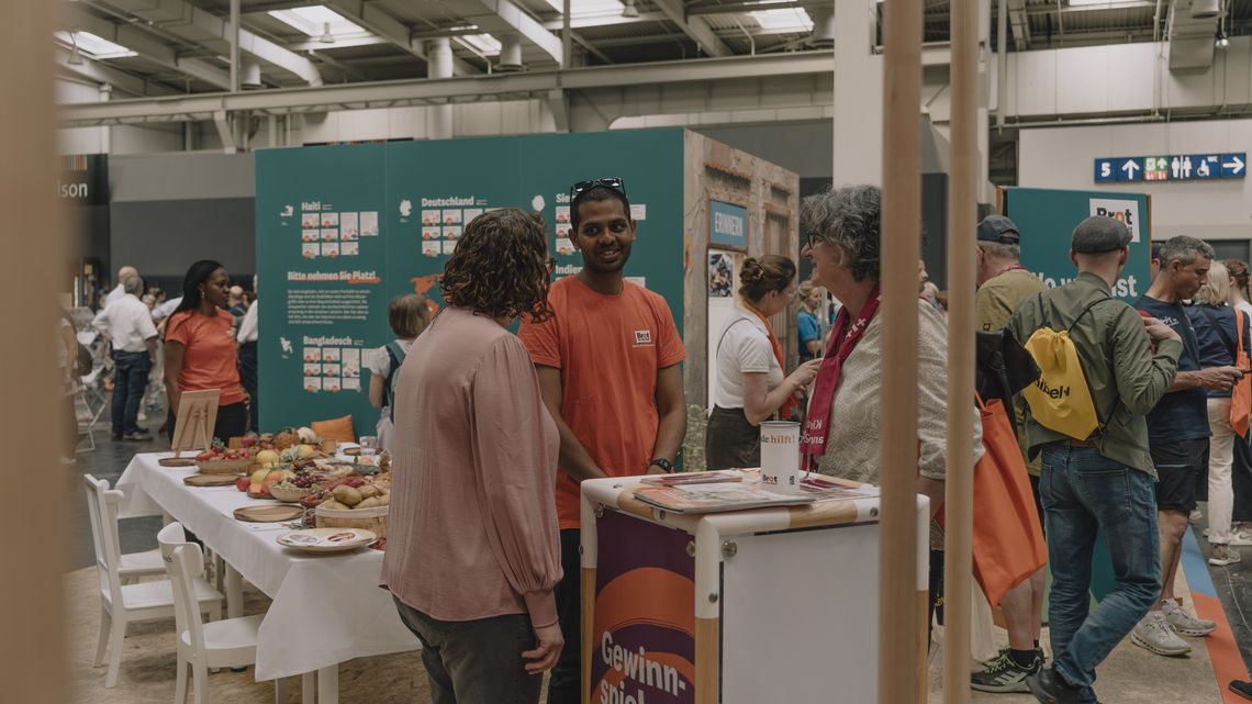 Gespräche am Brot für die Welt-Stand