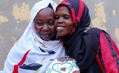 Um der notleidenden Bevölkerung im Sudan zu helfen, hat die Diakonie Katastrophenhilfe ein Pilotprojekt aufgesetzt, dass über lokale Gemeinden rasch und wirksam humanitäre Hilfe leistet. Hierzu wird mit einem Netzwerk informeller sudanesischer Gemeindeorganisationen zusammengearbeitet, den sogenannten Emergency Response Rooms (ERR).Angesichts der schwierigen Umstände aufgrund des anhaltenden Krieges und der zunehmenden wirtschaftlichen und sozialen Herausforderungen, denen insbesondere Frauen gegenüberstehen, hat die Bayt Al-Mahabba Association for Development and Services praktische Initiativen ins Leben gerufen, die darauf abzielen, Frauen wirtschaftlich zu stärken und ihnen und ihren Familien nachhaltige Einkommensquellen zu sichern. Diese Projekte wurden während des Krieges als dringende Reaktion auf die Bedürfnisse der Gemeinschaft ins Leben gerufen und basieren auf den Werten der Solidarität und der gemeinsamen Anstrengung.Der Verein schult und unterstützt Gruppen von Frauen in verschiedenen produktiven Bereichen und ermutigt sie, ihre Fähigkeiten in tragfähige Kleinunternehmen umzuwandeln, die wachsen und Bestand haben können.