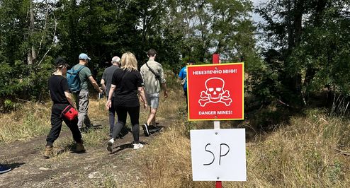Ein Schild mit Totenkopf warnt vor Minen in der Ukraine