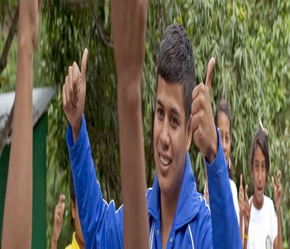 Sergio Cardenas mit Kindern und Jugendlichen während eines Workshops