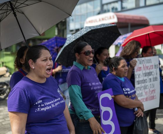 Frauen demonstrieren in San Pedro Sula für ihre Rechte.