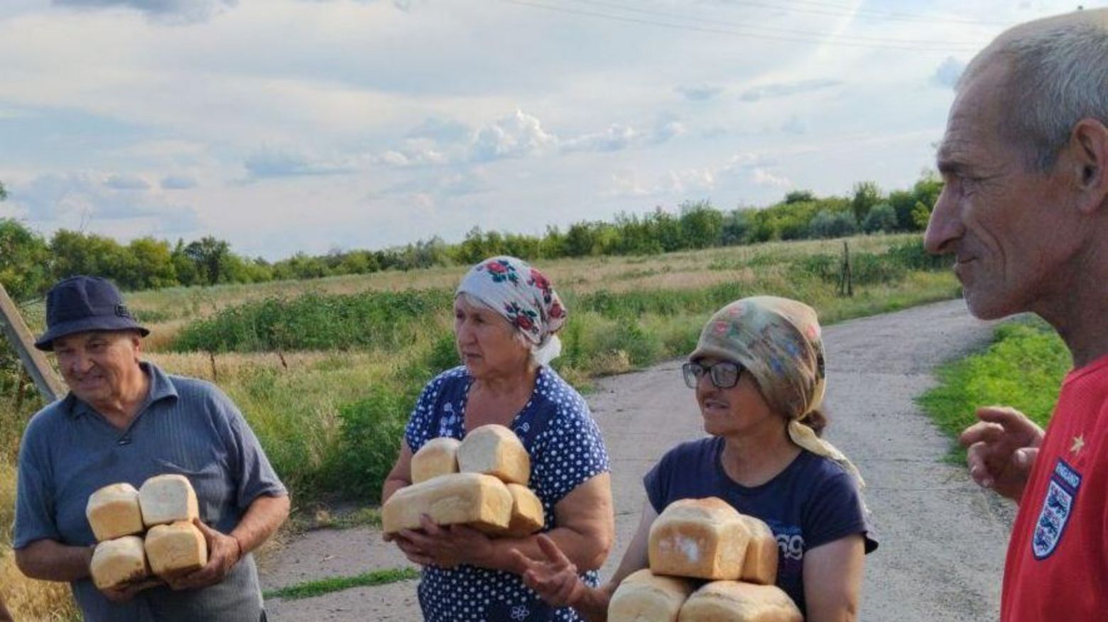 Von der Flutkatastrophe betroffene Menschen erhalten Brot von der Hilfsorganisation St. Paul aus Odessa