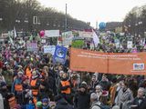 Brot für die Welt unterstützte die Demonstration mit einem öffentlichkeitswirksamen Plakat.