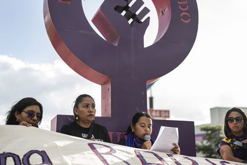 Oaxaca, Mexiko, 25.11.2025: Der Orange Day, ein internationaler Aktionstag zur Bekämpfung von Gewalt gegen Frauen und Mädchen, wird in Oaxaca mit einem Demozug vom bekannten "Antimonumenta" bis ins histroische Zentrum begangen.