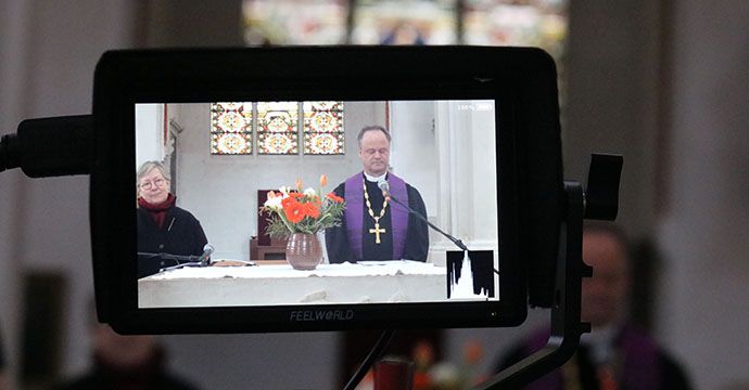 Predigt durch Kameraobjektiv gesehen