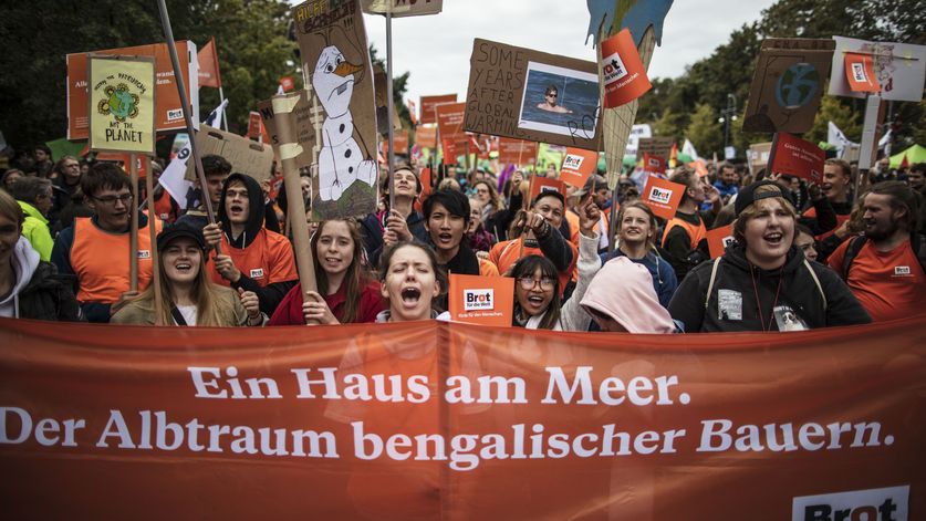 September 20, 2019 - Berlin, Germany: Brot für die Welt nimmt Teil an dem Klimastreik in Berlin: Laut Veranstalterangaben haben sich bei der zentralen Demonstration "Alles fürs Klima" 100.000 Menschen vor dem Brandenburger Tor eingefunden. Getragen wird der Protest von der Bewegung "Fridays for Future" und zahlreichen anderen Initiativen.
